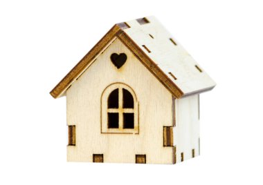 İzole beyaz arka planda küçük ahşap bir ev. Yüksek kalite fotoğraf