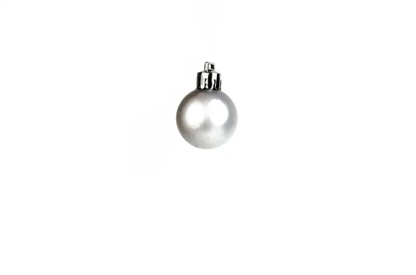 Zilveren glanzende bal Kerstbal boom decoratie op geïsoleerde witte achtergrond — Stockfoto