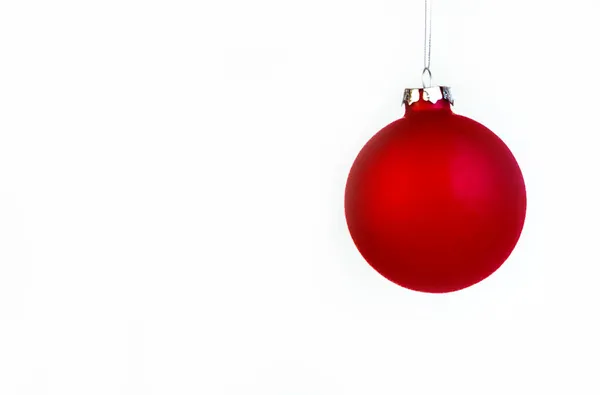 Різдвяна кулькова ялинка на ізольованому білому фоні — стокове фото