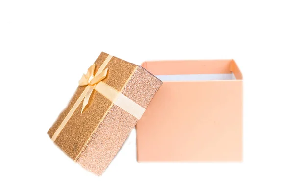 Rózsaszín fényes ajándék doboz ünnepek fehér háttér elszigetelt — Stock Fotó