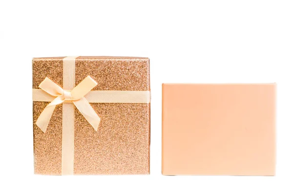 Rosa glänzende Geschenkbox für den Urlaub auf weißem Hintergrund isoliert — Stockfoto
