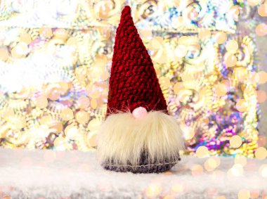 Yeni yıl cüceleri 2022 yılının parlak arka planında. Yüksek kalite fotoğraf