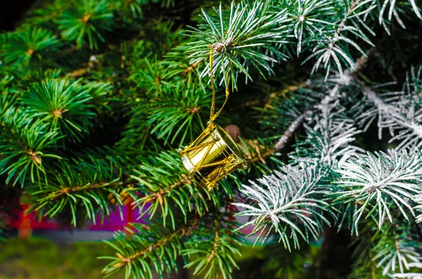 枞树枝头装饰着金黄色图案的圣诞装饰品 高质量的照片 — 图库照片