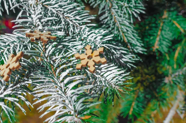 Decorativo año nuevo Navidad de madera decoraciones de bricolaje en ramas de abeto verde —  Fotos de Stock