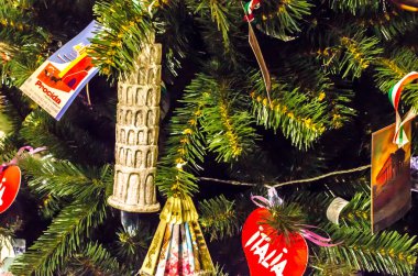 Moskova, Rusya Federasyonu, 5 Aralık 2021 Noel süslemesi. Ağaçta İtalyan sembolleri var. Yüksek kalite fotoğraf