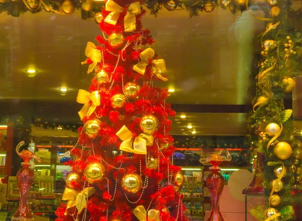 Sokakta süslenmiş Noel ağaçları. Yüksek kalite fotoğraf