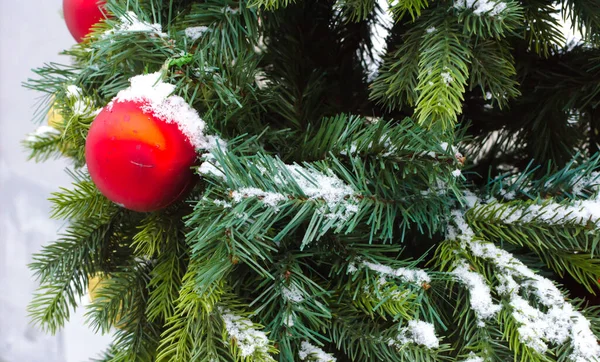 赤いボールと星とクリスマスツリー 冬の休日の背景 高品質の写真 — ストック写真