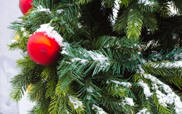 Albero Natale Con Palle Rosse Stelle Sfondo Vacanza Invernale Foto — Foto Stock