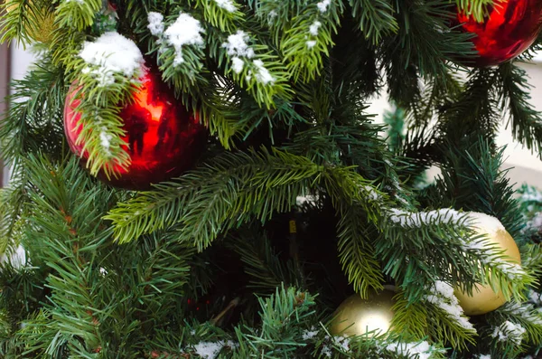 Albero Natale Con Palle Rosse Stelle Sfondo Vacanza Invernale Foto — Foto Stock
