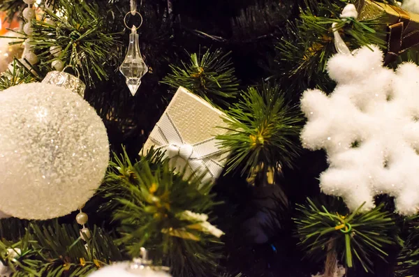 Confezione Regalo Argento Sull Albero Natale Con Decorazioni Natalizie Foto — Foto Stock