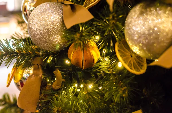 Palle Argento Decorazione Natalizia Con Frutta Secca Sull Albero Natale — Foto Stock