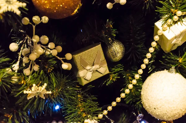 Silver Presentförpackning Julgran Med Jul Dekorationer Högkvalitativt Foto — Stockfoto