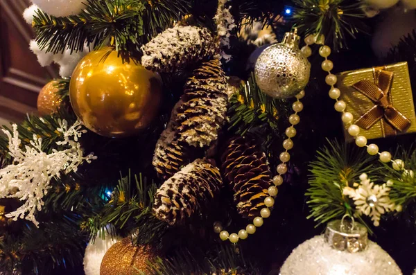 Scatola Regalo Ulivo Scuro Sull Albero Natale Con Decorazioni Natalizie — Foto Stock