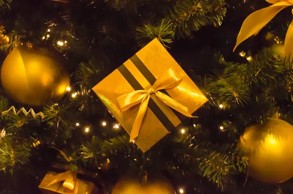 Confezione Regalo Dorata Sull Albero Natale Con Decorazioni Natalizie Foto — Foto Stock