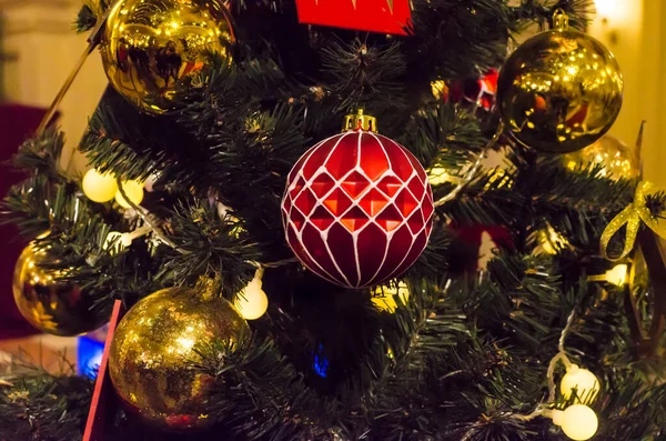 赤いボールと星とクリスマスツリー 冬の休日の背景 高品質の写真 — ストック写真
