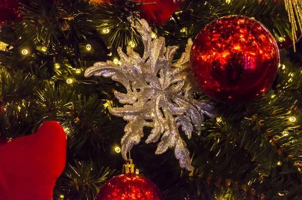 Albero Natale Con Palle Rosse Stelle Sfondo Vacanza Invernale Foto — Foto Stock