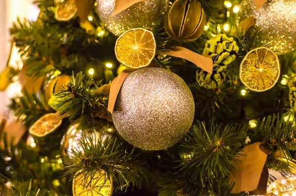 Palle Argento Decorazione Natalizia Con Frutta Secca Sull Albero Natale — Foto Stock