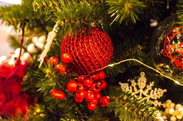 Albero Natale Con Palle Rosse Stelle Sfondo Vacanza Invernale Foto — Foto Stock