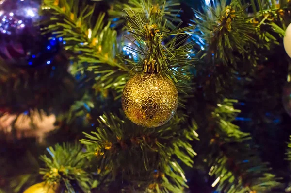 Χρυσές Χριστουγεννιάτικες Μπάλες Διακόσμησης Στο Χριστουγεννιάτικο Δέντρο Υψηλής Ποιότητας Φωτογραφία — Φωτογραφία Αρχείου