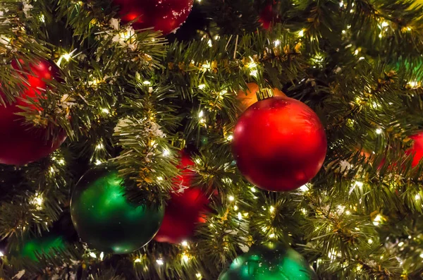 Vánoční Stromek Červenými Míčky Hvězdami Zimní Dovolená Pozadí Kvalitní Fotografie — Stock fotografie