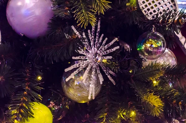 은으로 크리스마스 스타가 크리스마스 트리에서 장식합니다 고품질 — 스톡 사진