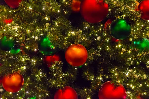 Kerstboom Met Rode Ballen Sterren Winter Vakantie Achtergrond Hoge Kwaliteit — Stockfoto