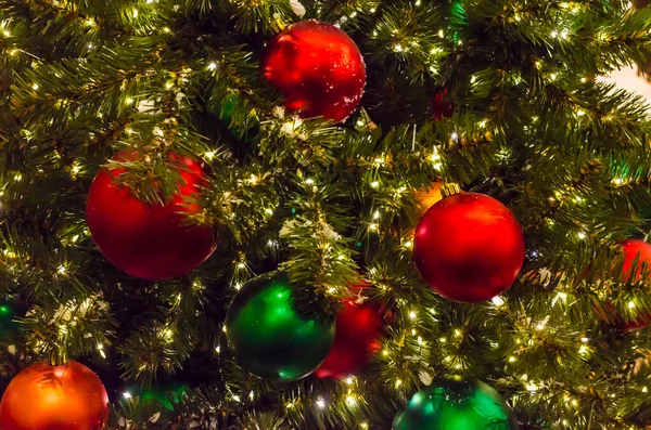 Árbol Navidad Con Bolas Rojas Estrellas Fondo Vacaciones Invierno Foto —  Fotos de Stock