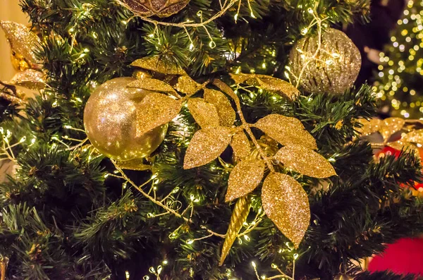 Palline Oro Decorazione Natalizia Sull Albero Natale Foto Alta Qualità — Foto Stock