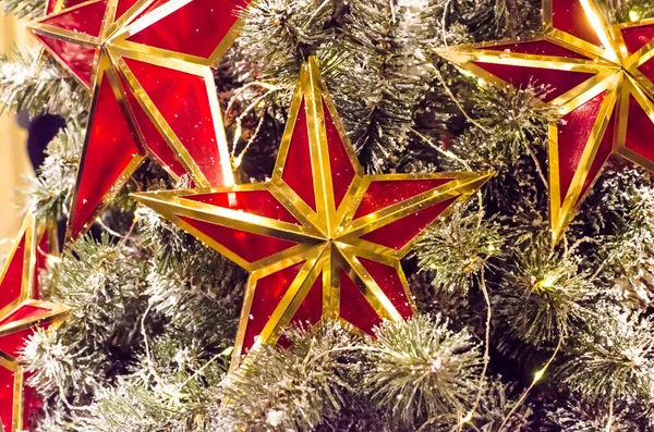 Stella Rossa Con Strisce Oro Sull Albero Natale Foto Alta — Foto Stock