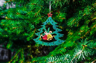 Yeşil köknar dalları üzerine dekoratif yeni yıl ahşap Noel süsleri. Yüksek kalite fotoğraf