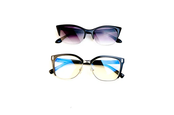 Solglasögon Och Vanliga Glasögon Vit Bakgrund Högkvalitativt Foto — Stockfoto