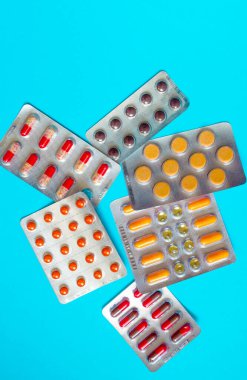 Mavi arka planda kırmızı ve turuncu hapların kabarcıkları. Yüksek kalite fotoğraf