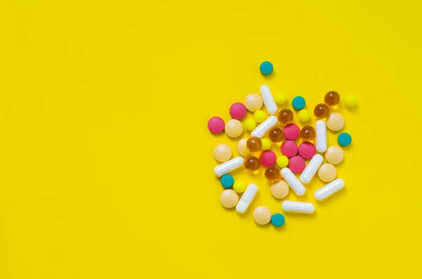 Una Gran Cantidad Medicamentos Sobre Fondo Amarillo Flatlay Foto Alta — Foto de Stock