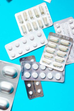 Mavi arka planda beyaz hapların kabarcıkları. Yüksek kalite fotoğraf