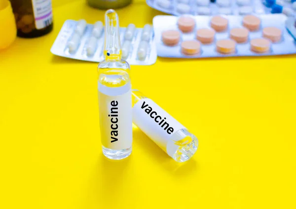 Vacuna Ampolla Sobre Fondo Amarillo Foto Alta Calidad — Foto de Stock