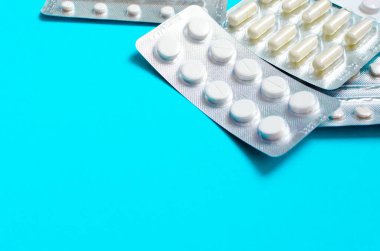 Mavi arka planda beyaz hapların kabarcıkları. Yüksek kalite fotoğraf