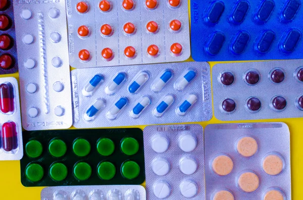 Bolhas de comprimidos coloridos fechar fundo — Fotografia de Stock