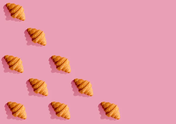 Croissant Sfondo Rosa Foto Alta Qualità — Foto Stock