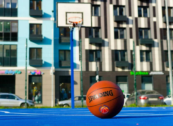 球场上的褐色篮球运动 高质量的照片 图库照片