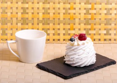 Tatlı Anna Pavlova, böğürtlenli. Yüksek kalite fotoğraf