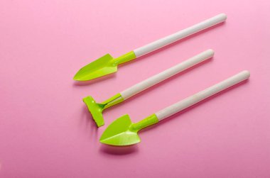 Pembe arka planda bahçe araçları yüksek kaliteli fotoğraf