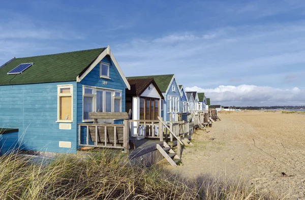 Syté luxusní plážové chatky v mudeford plivat — Stock fotografie