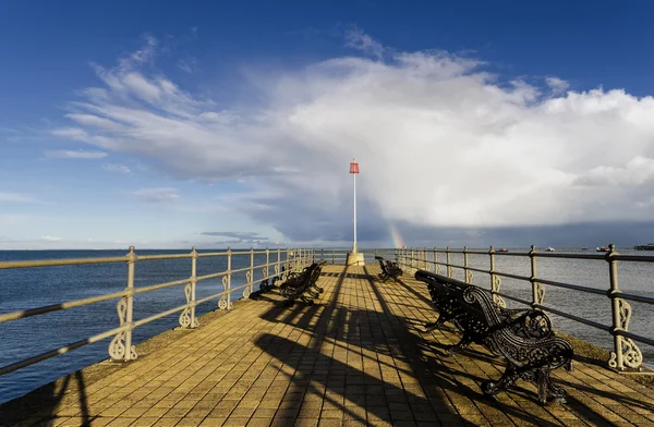 Regenboog aan het einde van de pier — Stockfoto