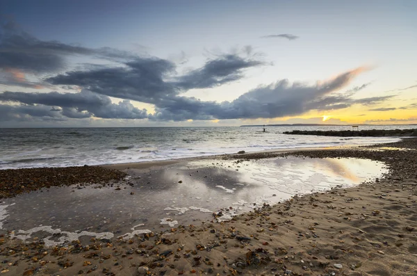 Pôr do sol em Solent Beach em Hengistbury Head perto de Christchurch — Fotografia de Stock