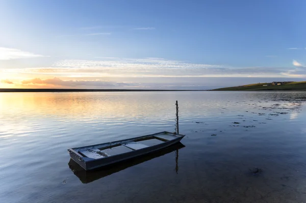 Barco de pesca azul en la laguna de la flota — Foto de Stock