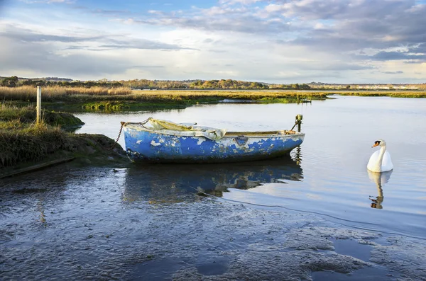 Altes blaues Boot — Stockfoto