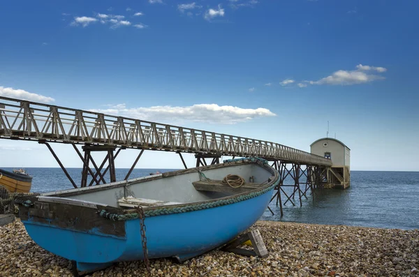 Barco de pesca azul em Selsey Bill Lifeboat Station — Fotografia de Stock