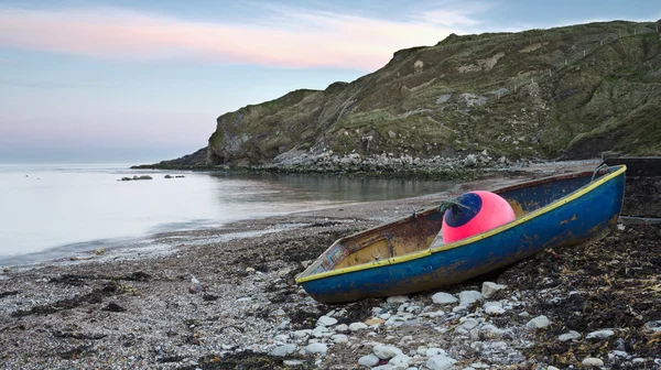 Blaues Boot an Land in der Bucht von Lulworth — Stockfoto