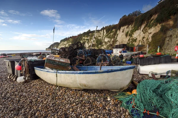 Fischerboot und Netze am Strand von Devon — Stockfoto