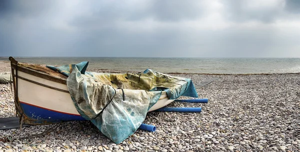 Barco de pesca na praia em Budleigh Salterton — Fotografia de Stock